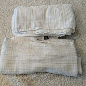 *5/$20* 2 White Aden & Anais Swaddle Blankets